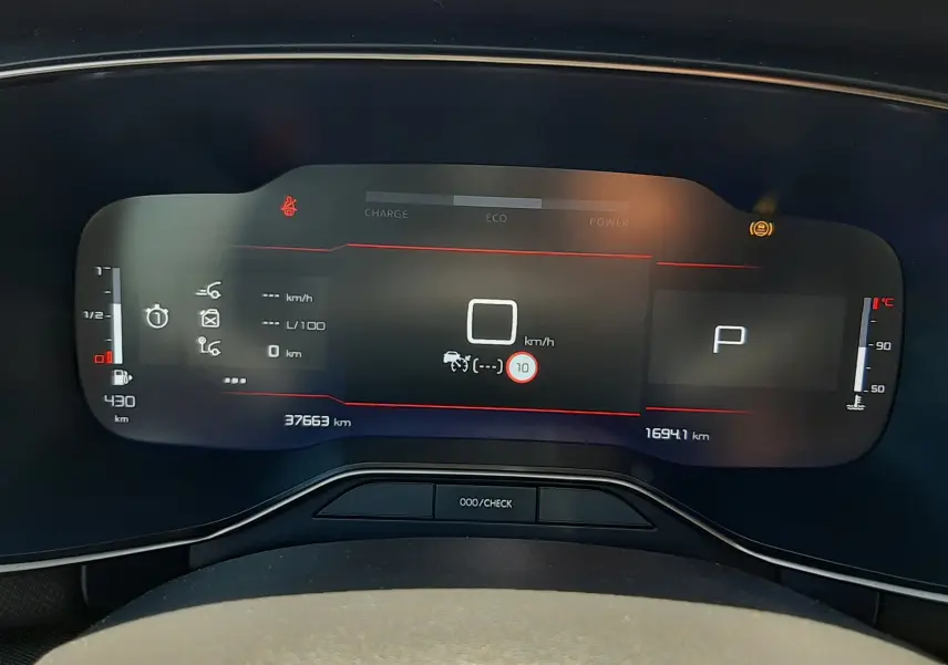 Tableau de bord numérique de Citroën C5 Aircross hybride gris, affichant la vitesse, autonomie et température moteur.