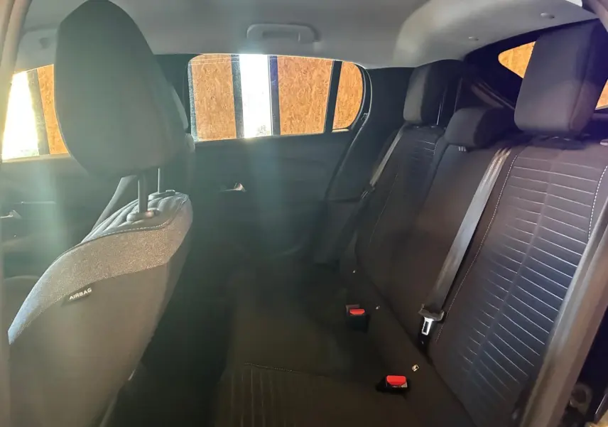Vue intérieure côté droit des sièges arrière en tissu noir d'une Peugeot 208 1.5 BlueHDi 100 Style de 2021.