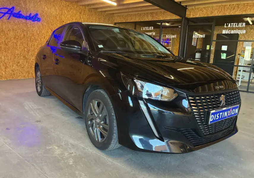 PEUGEOT 208 1.5 BlueHDi 100 Style noir en 3/4 avant droit, avec calandre distinctive et phares LED.