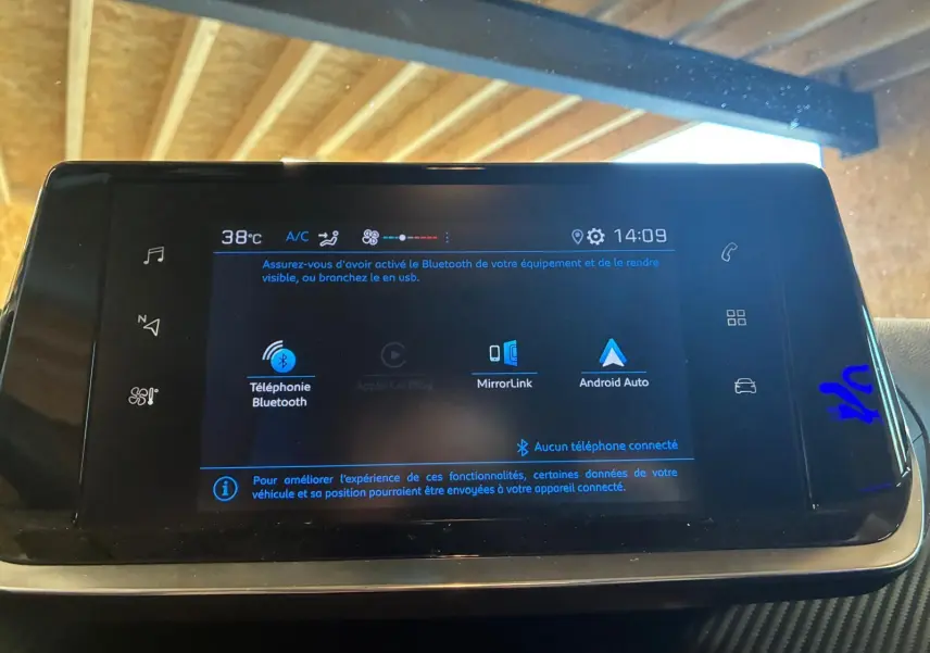 Écran tactile central du Peugeot 208 noir 2021, affichant les options Bluetooth, MirrorLink et Android Auto.