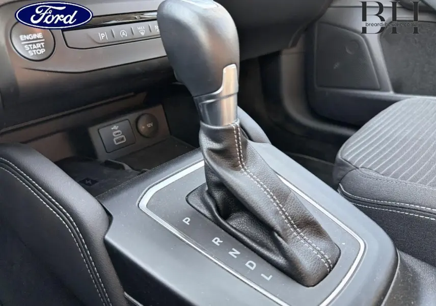 Le levier de vitesses automatique en cuir noir de la Ford Focus 2023, vue rapprochée de la console centrale.
