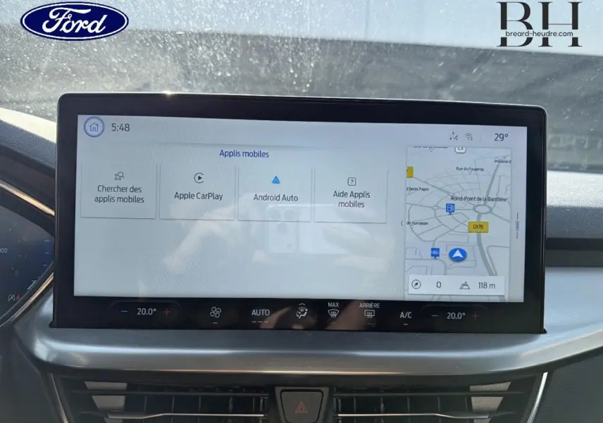 Écran tactile central de la Ford Focus 2023 gris lunaire, affichant navigation et options Apple CarPlay, Android Auto.