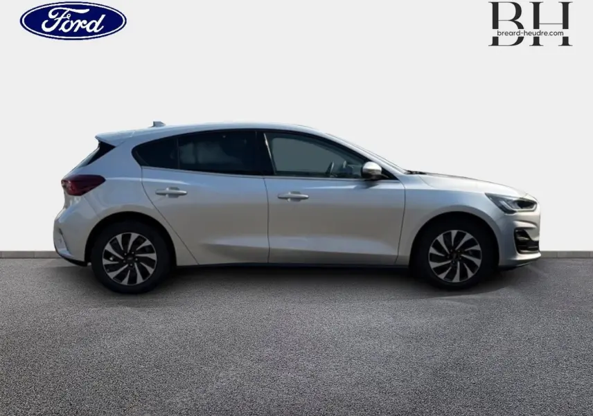 Profil droit d'une Ford Focus 2023 gris lunaire métallisé avec jantes noires et vitres surteintées.