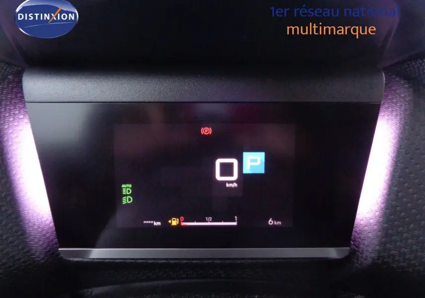 Tableau de bord numérique de Citroën C4 X 2023 affichant la vitesse à 0 km/h en mode parking.