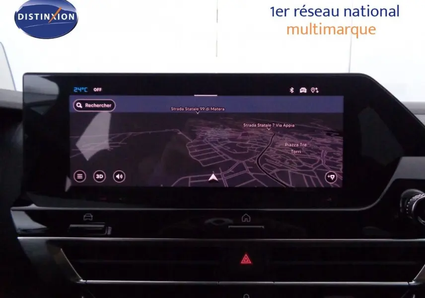 Écran tactile central du tableau de bord du Citroën C4 X 2023 avec navigation affichée, ambiance intérieure noire.