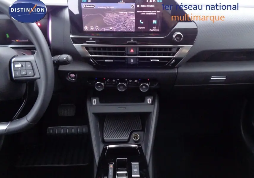 Vue intérieure centrée sur la console et l’écran tactile du tableau de bord du Citroën C4 X 2023, finition noire.