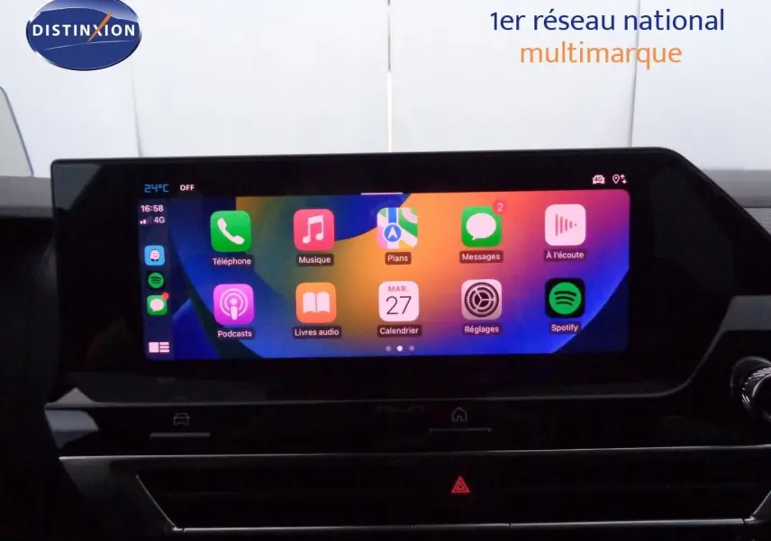 Écran tactile central affichant des applications multimédia dans l’habitacle d’une Citroën C4 X rouge Elixir métal.