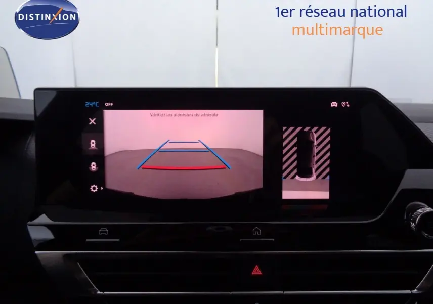 Écran central affichant la caméra de recul et vue aérienne dans une Citroën C4 X rouge Elixir Metal.