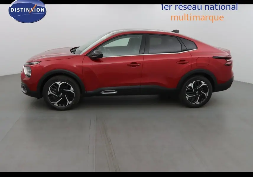 Vue de profil côté gauche d'une Citroën C4 X rouge Elixir Metal avec jantes noires et détails noirs contrastants.