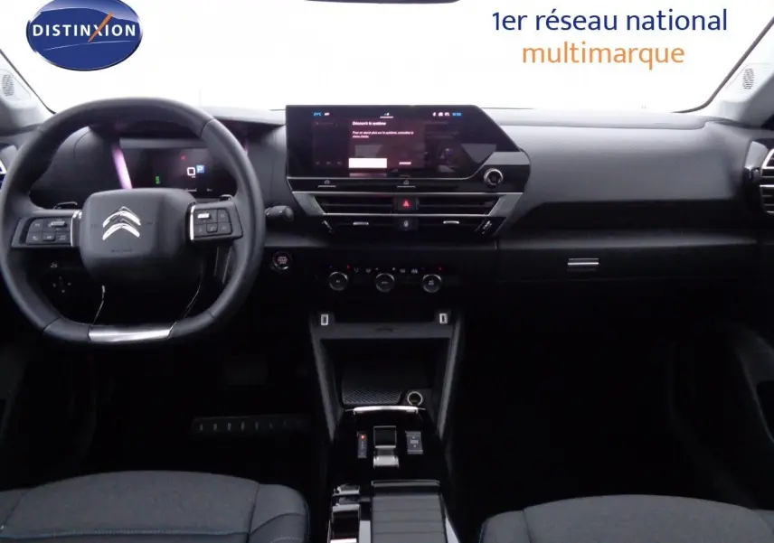 Vue intérieure avant du tableau de bord et volant du Citroën C4 X, finition moderne avec écran tactile central.