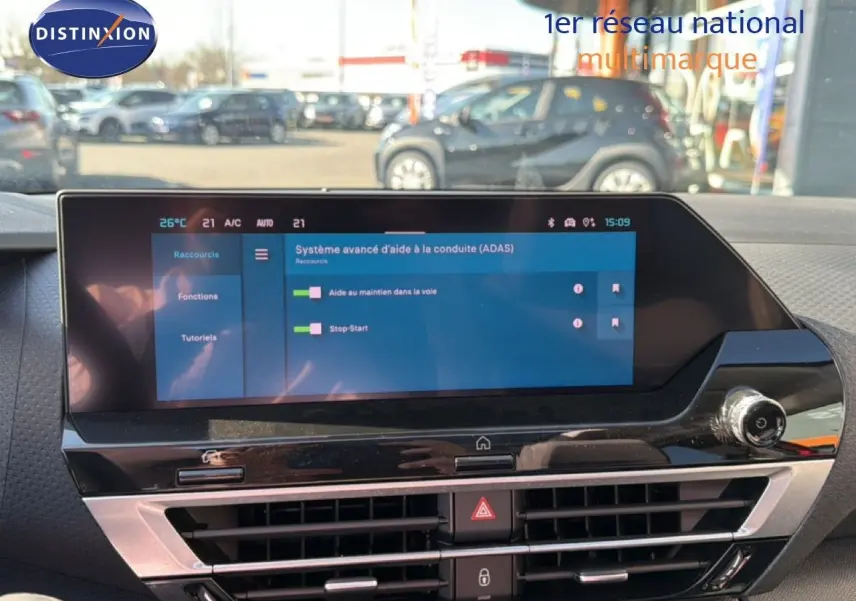 Vue intérieure du tableau de bord de la Citroën C4 X rouge Elixir Metal, avec écran tactile affichant l'ADAS.