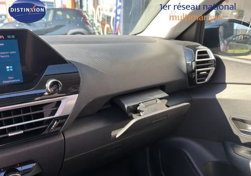 Intérieur de la Citroën C4 X 2023, vue côté passager avec boîte à gants ouverte et tableau de bord noir texturé.