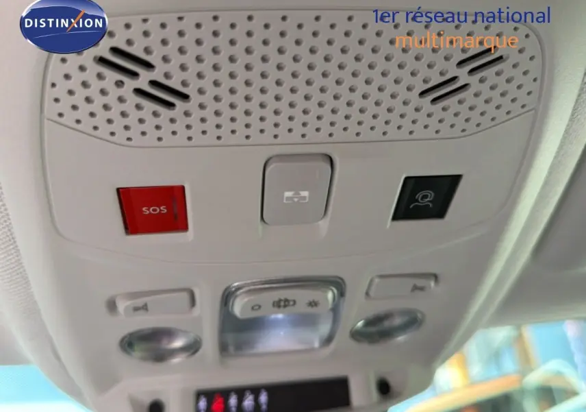 Vue en gros plan du plafonnier intérieur gris clair avec boutons SOS et commandes d’éclairage d’une Citroën C4 X rouge Elixir Metal.