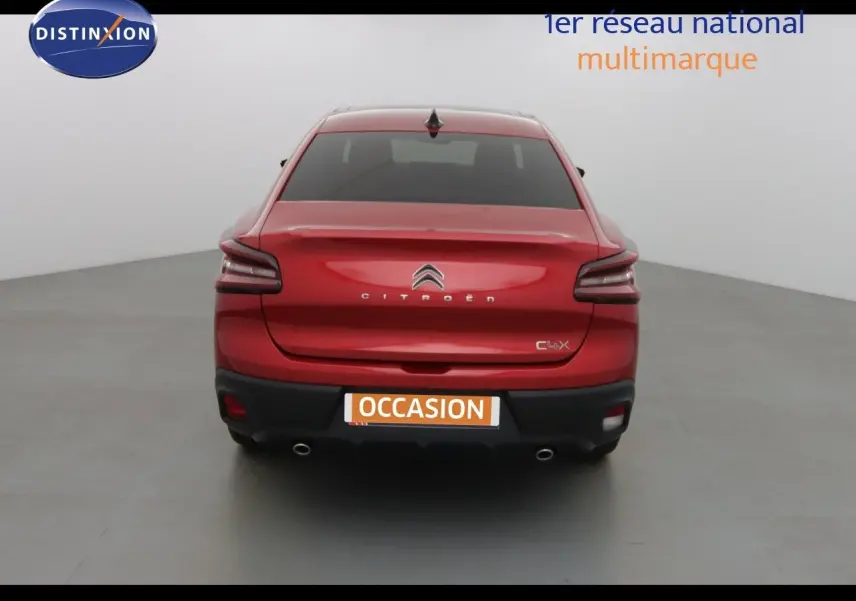 Vue arrière d'une Citroën C4 X rouge Elixir métal 2023 avec feux LED et double sortie d'échappement.