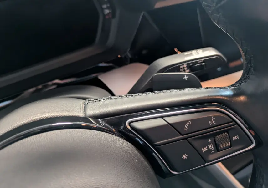 Gros plan sur les commandes au volant côté droit de l'Audi A3 Sportback 2021 avec palettes de changement de vitesse.
