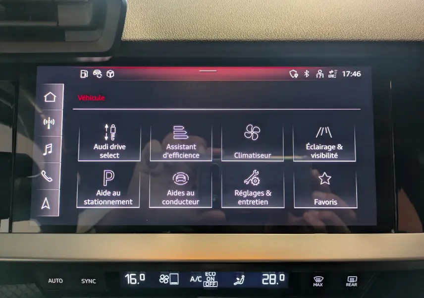 Écran tactile central de l'Audi A3 Sportback 2021 affichant les options d'assistance et climatisation, intérieur noir.