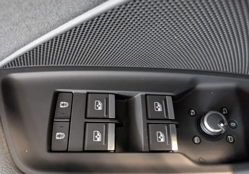 Panneau de commandes des vitres et rétroviseurs côté conducteur de l'Audi A3 Sportback bleu Atollblau 2021.