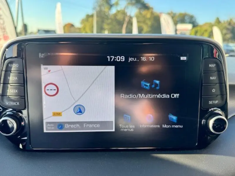 Écran tactile central du Hyundai Tucson 2019 affichant la navigation et le menu multimédia, vue de face.