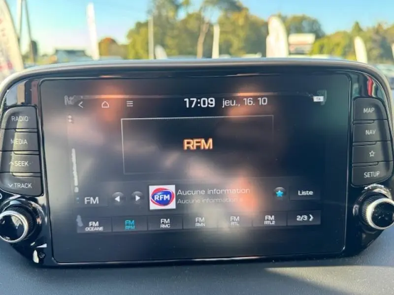 Écran tactile multimédia du Hyundai Tucson 2019 affichant la radio FM RFM en intérieur noir.