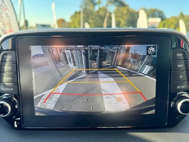 Écran tactile de la caméra de recul du Hyundai Tucson Phantom Black, affichant les lignes de guidage colorées.