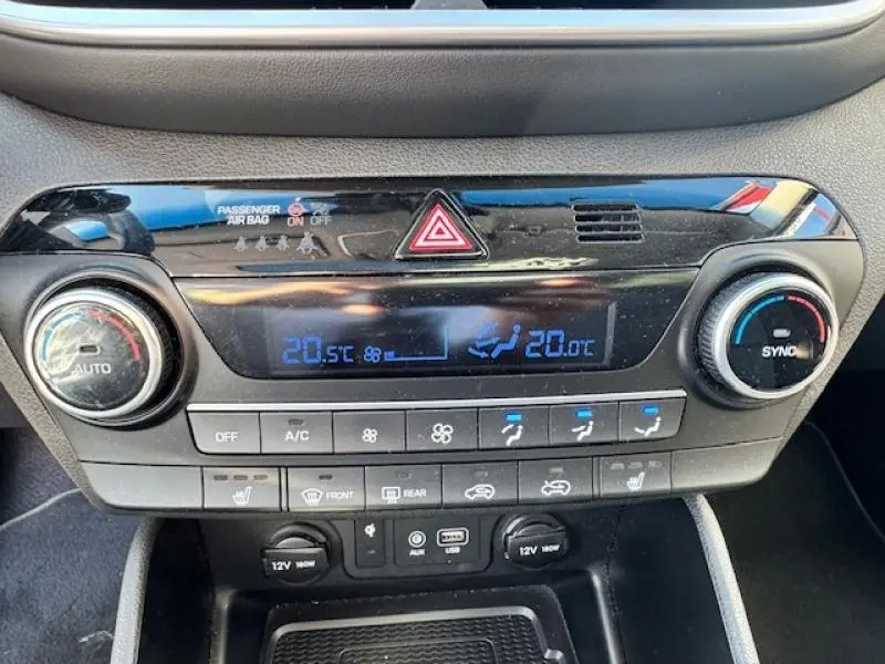 Détail de la console centrale du Hyundai Tucson 2019 Phantom Black montrant la climatisation bi-zone et les commandes chauffantes.