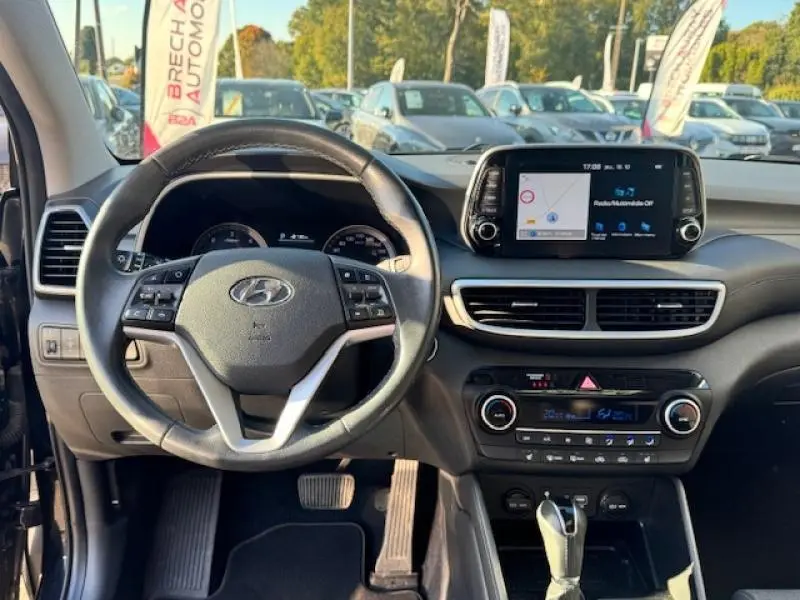Vue intérieure du tableau de bord et volant cuir multifonction du Hyundai Tucson Phantom Black 2019 avec écran tactile GPS.