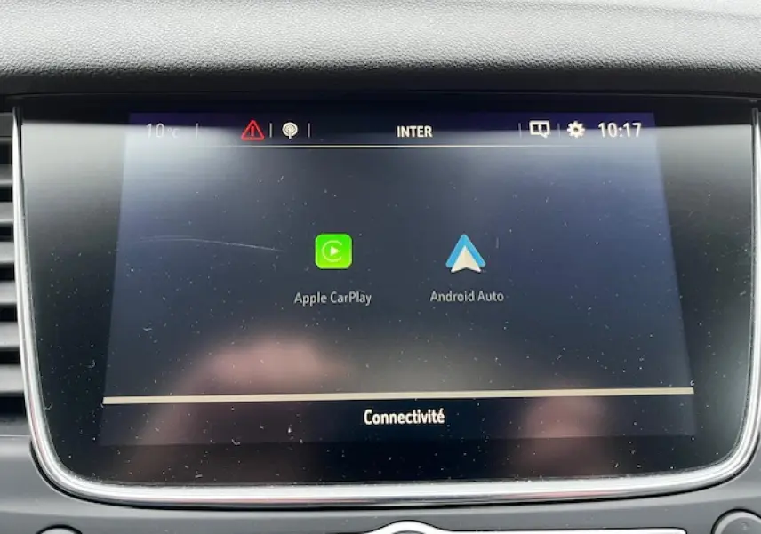Écran tactile 8 pouces de l'Opel Grandland X 2019 montrant les options Apple CarPlay et Android Auto.