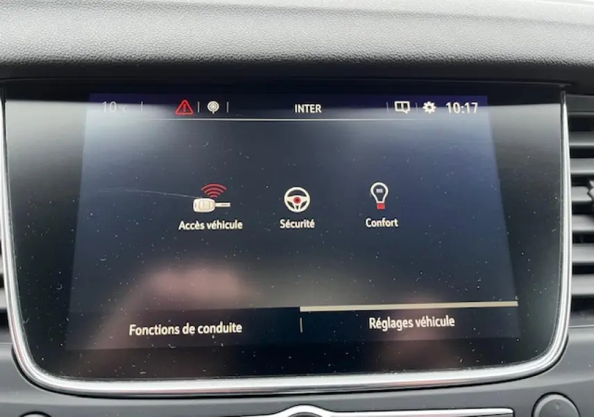 Écran tactile 8 pouces du système Navi 5.0 IntelliLink de l’Opel Grandland X gris clair, affichant les réglages véhicule.