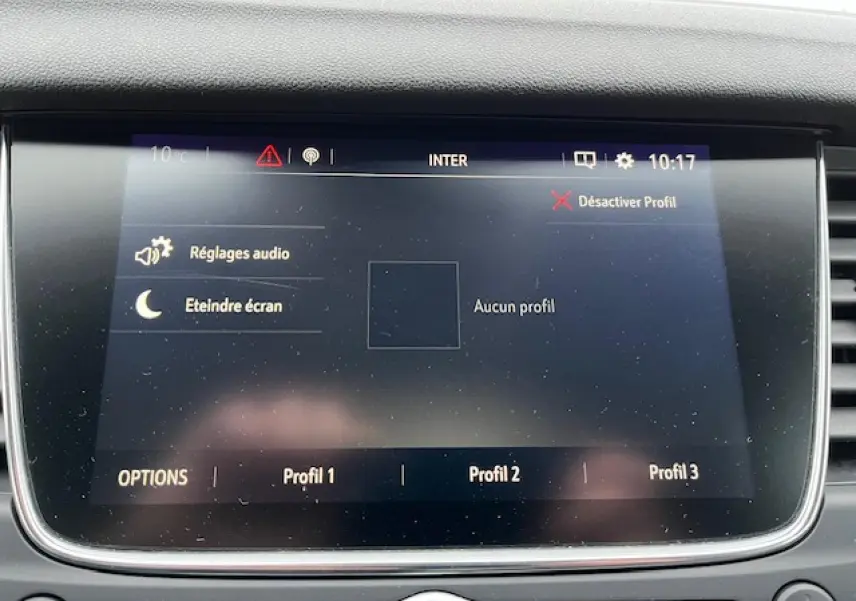 Écran tactile central du système Navi 5.0 IntelliLink de l'Opel Grandland X, vue frontale rapprochée.