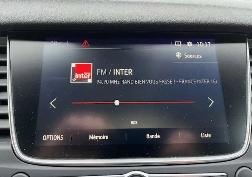 Écran tactile 8 pouces du système Navi 5.0 IntelliLink de l'Opel Grandland X affichant la radio FM France Inter.