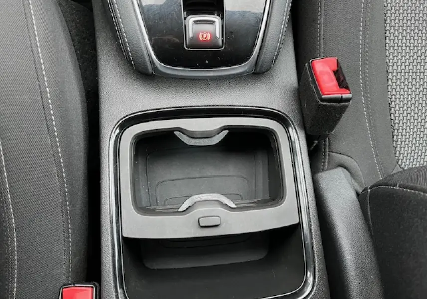 Gros plan sur la console centrale noire de l’Opel Grandland X 2019 avec frein à main électrique et bouton rouge de sécurité.