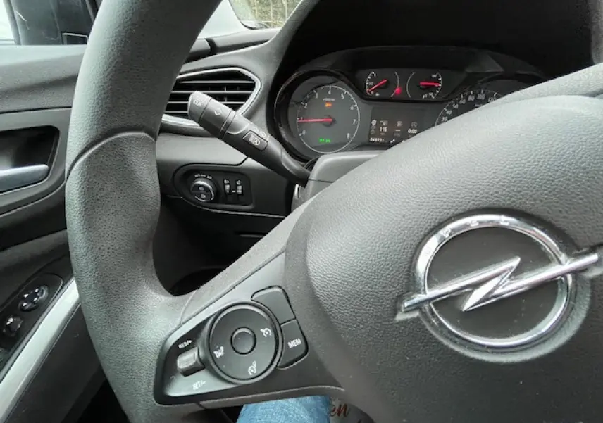 Vue rapprochée du volant multifonctions et du tableau de bord de l'Opel Grandland X 2019 en essence.