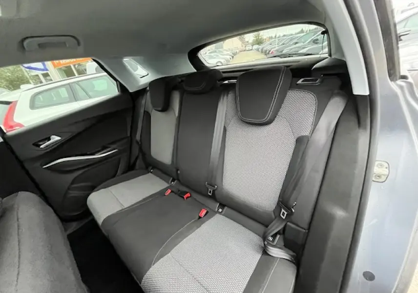 Vue intérieure arrière montrant les sièges bi-ton gris et noir de l'Opel Grandland X gris clair 2019.