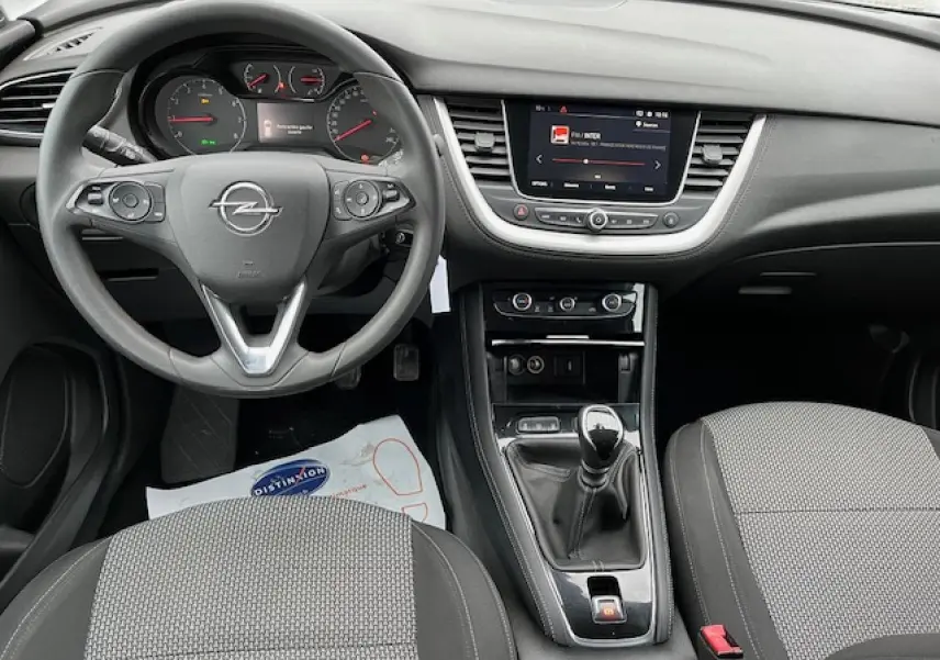 Intérieur de l'Opel Grandland X 2019, vue frontale du tableau de bord et volant multifonctions gris.