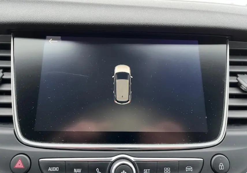 Écran tactile central de l’Opel Grandland X 2019 affichant la vue aérienne du véhicule gris clair.