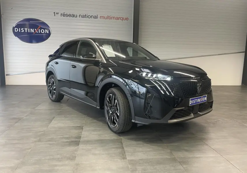 Peugeot 3008 GT noir métallisé en 3/4 avant droit, avec feux LED griffes et jantes alliage 19 pouces.