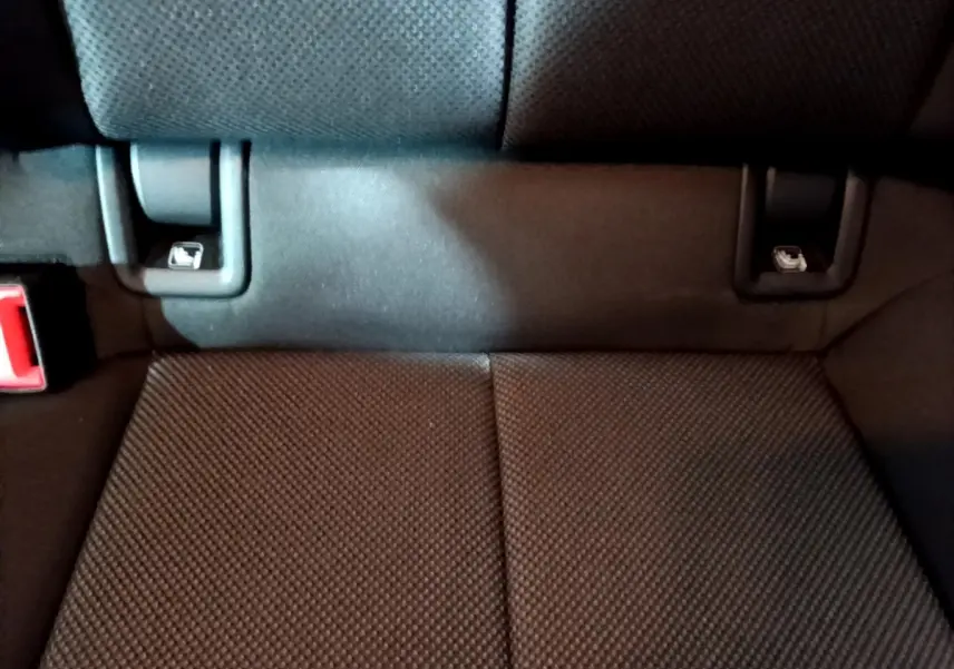 Gros plan sur la banquette arrière noire de l'Audi A3 35 TFSI 150 MHEV, montrant les fixations ISOFIX et la texture du tissu.