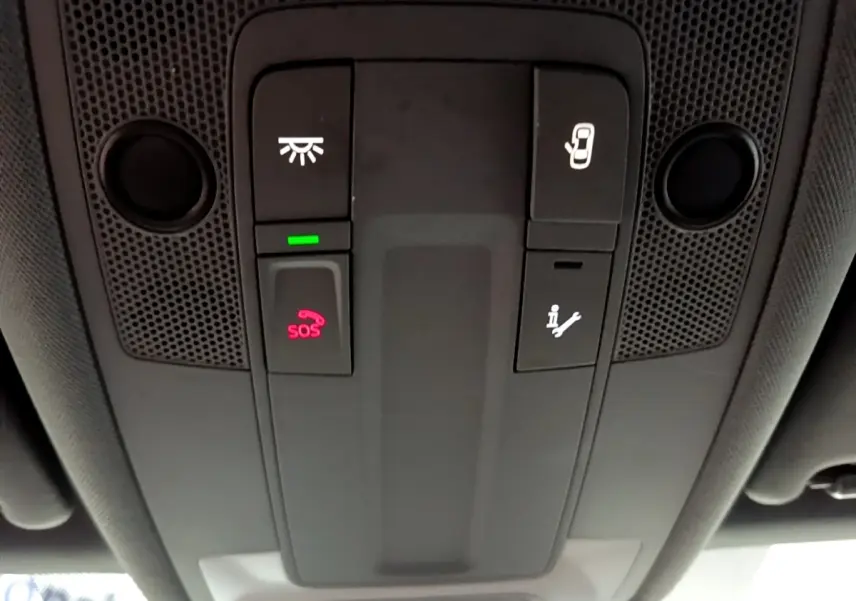 Vue en plongée sur la console de toit grise avec boutons SOS, éclairage et ouverture de porte d'une Audi A3 35 TFSI 2021.
