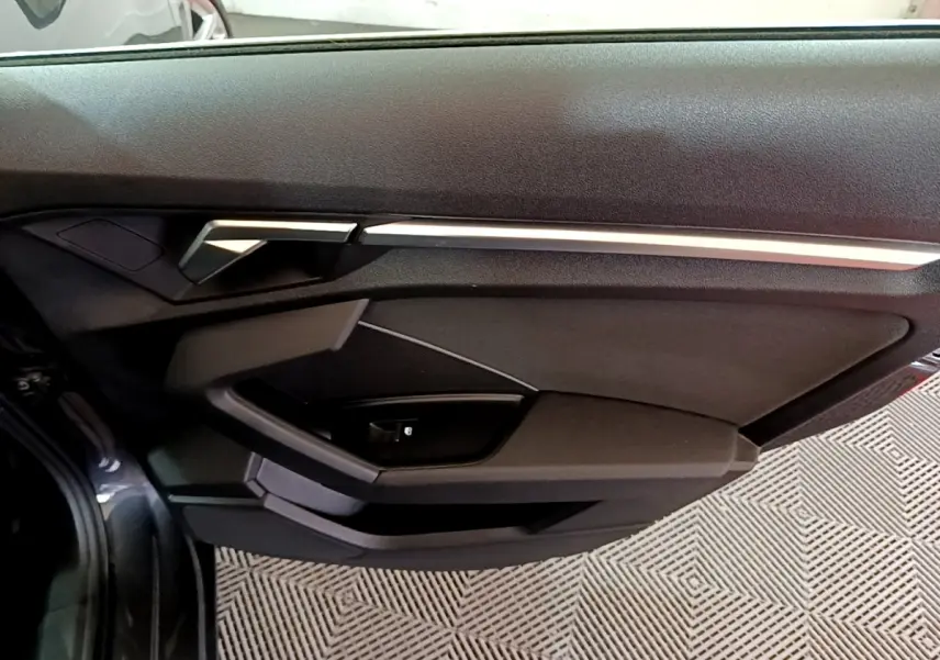 Vue intérieure du panneau de porte côté gauche gris foncé de l'Audi A3 35 TFSI 150 MHEV Business Line 2021.
