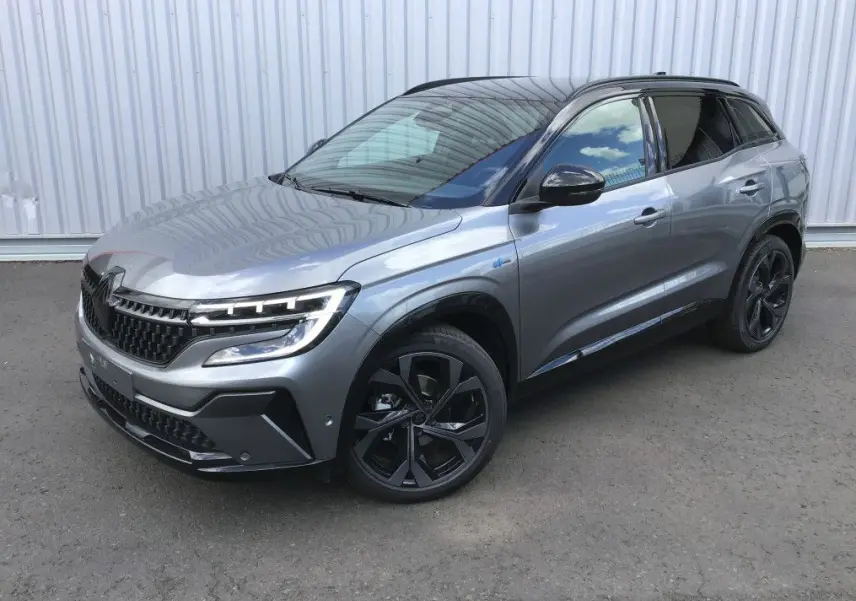 Renault Austral E-Tech gris schiste satin en 3/4 avant droit, avec toit noir et jantes noires distinctives.