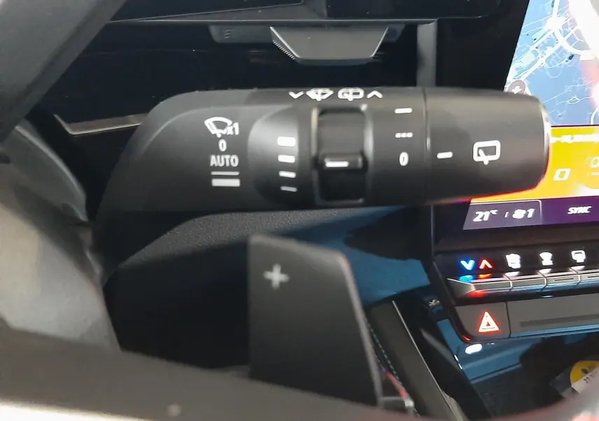 Gros plan sur la commande d’essuie-glace à gauche du volant dans l’habitacle du Renault Austral gris schiste satin.