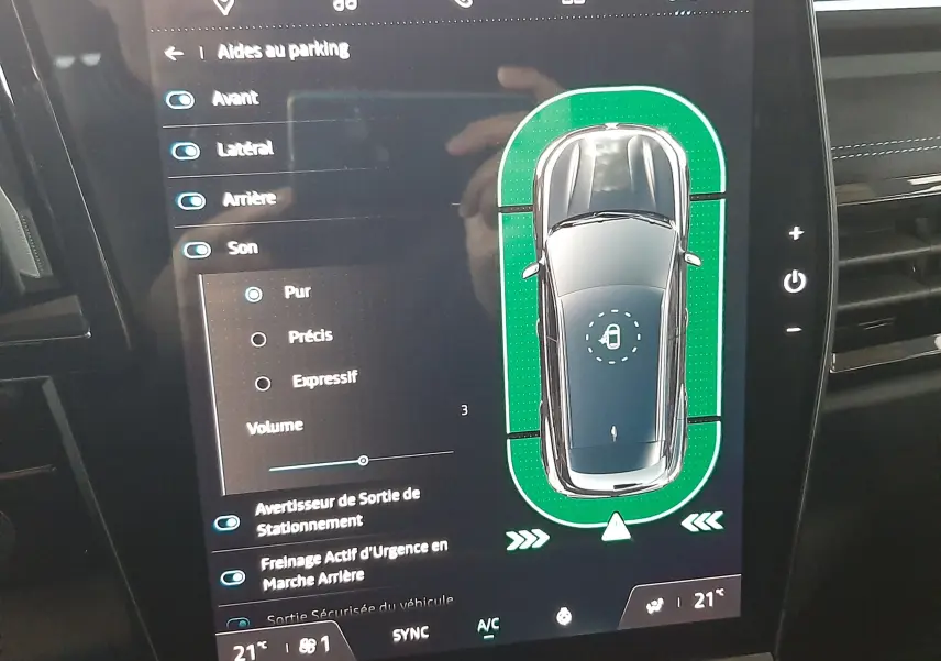 Écran tactile intérieur montrant l'aide au parking du Renault Austral gris schiste satin, avec vue du véhicule en plan dessus.