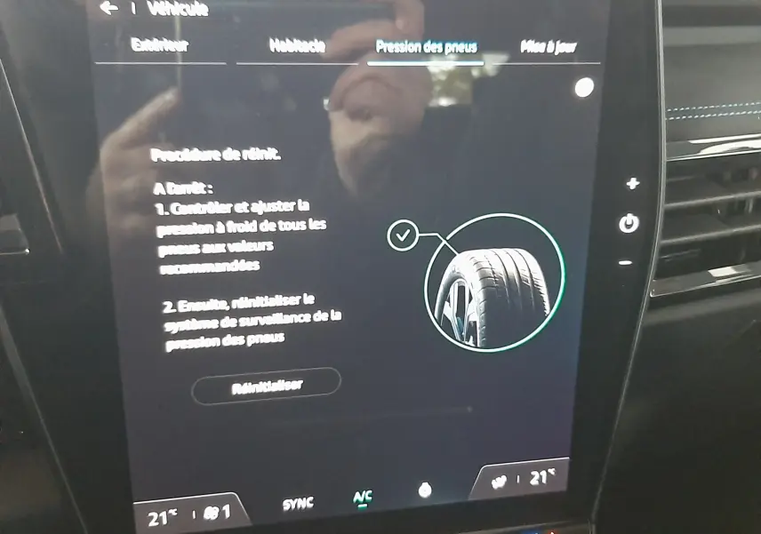 Écran tactile central du Renault Austral 2025 montrant la pression des pneus, avec tableau de bord noir en arrière-plan.