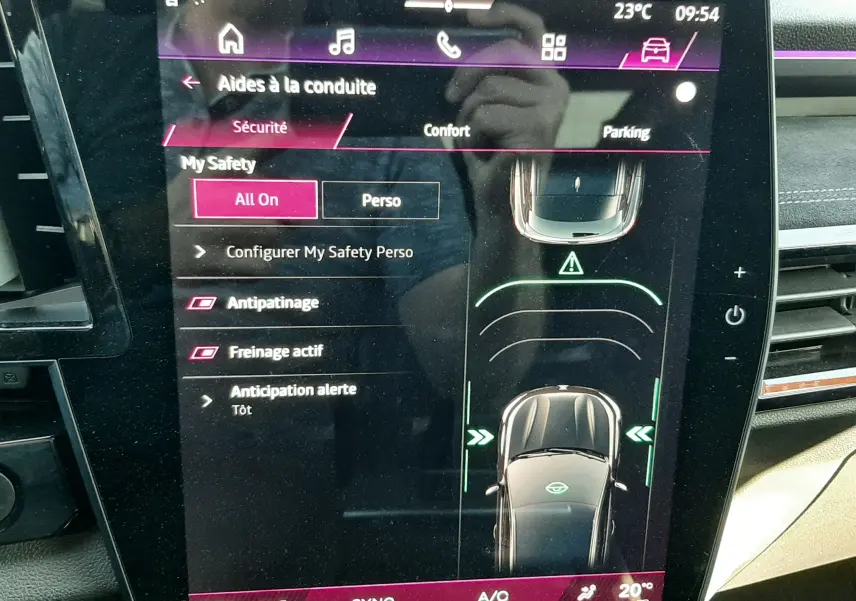 Écran tactile intérieur du Renault Austral E-Tech Hybrid 2025 montrant les aides à la conduite et la sécurité.