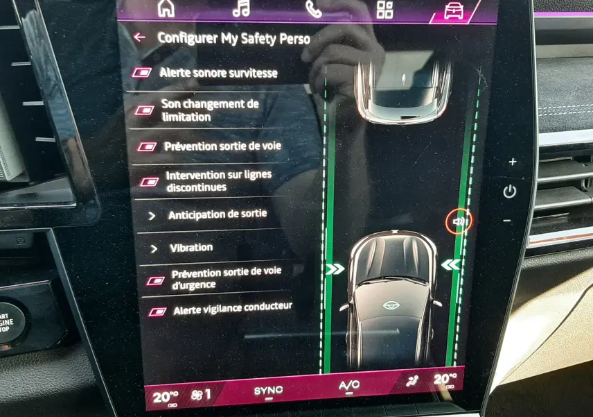 Écran tactile intérieur du Renault Austral E-Tech Hybrid 2025 montrant les options de sécurité personnalisables.