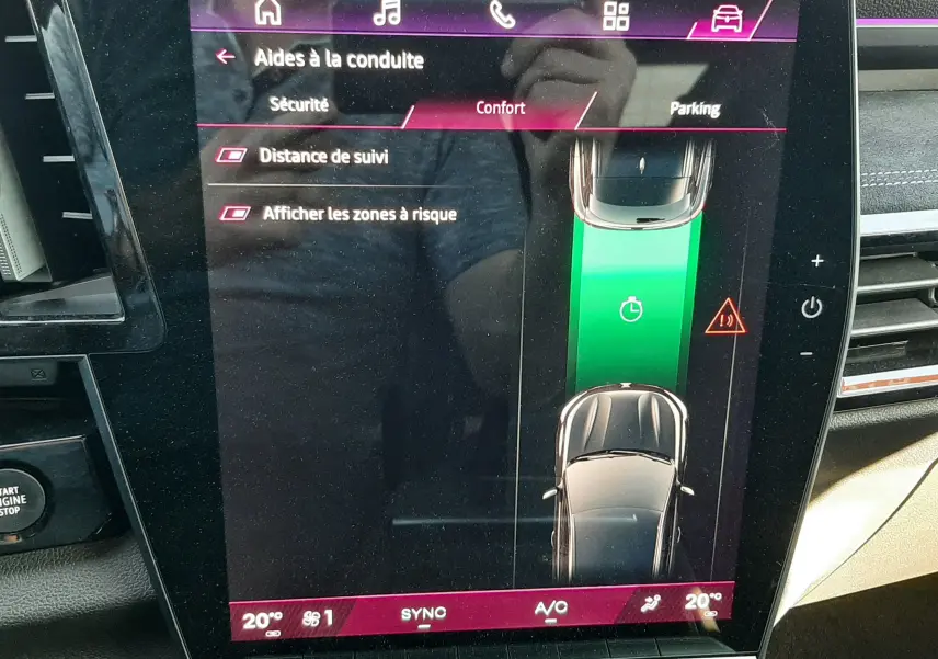 Écran tactile intérieur du Renault Austral E-Tech Hybrid 2025 montrant les aides à la conduite en mode confort.