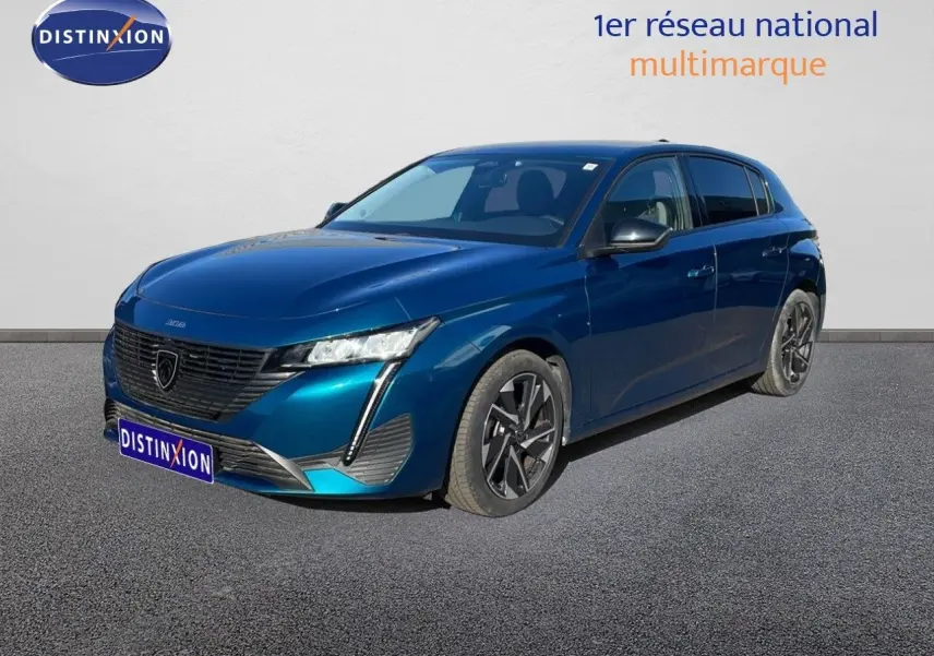 Peugeot 308 2024 bleu obsession métal vue 3/4 avant droit avec jantes noires et calandre distinctive.