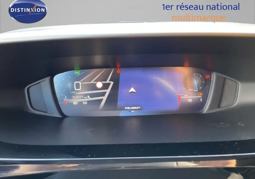 Affichage numérique du tableau de bord de la Peugeot 308 2024 avec navigation et compteurs lumineux.