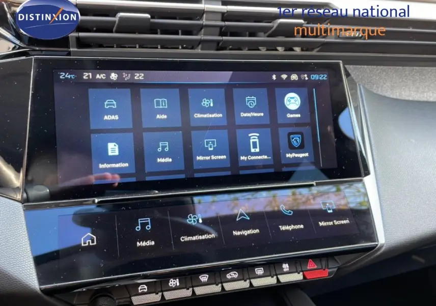 Vue intérieure du tableau de bord de la Peugeot 308 2024, écran tactile central avec interface multimédia active.