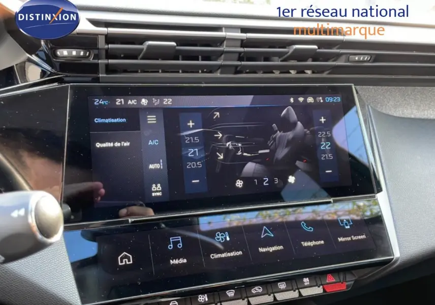 Écran tactile central de la Peugeot 308 2024 affichant les réglages de climatisation et de qualité de l'air.